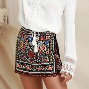Women’s Lulu’s Embroidered Mini Skirt Black with embroidery Size M